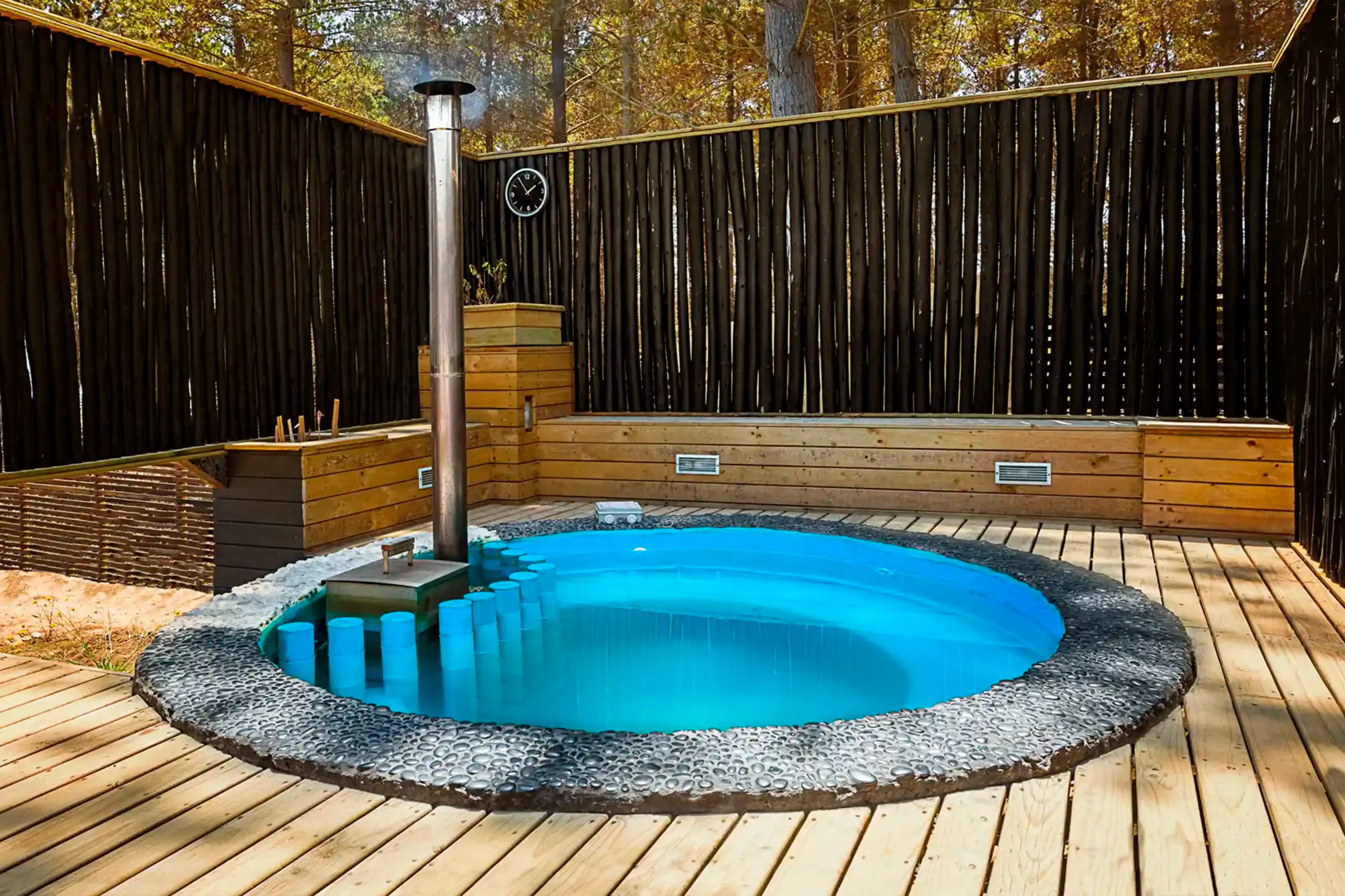 Tinaja con hidromasaje en Curi Lodge, Pichilemu